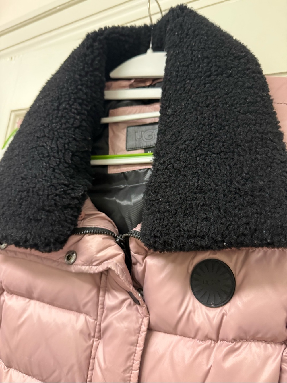 UGG Pink Quilted Puffer Vest Black Sherpa Collar Size Medium - Picture 5 of 11